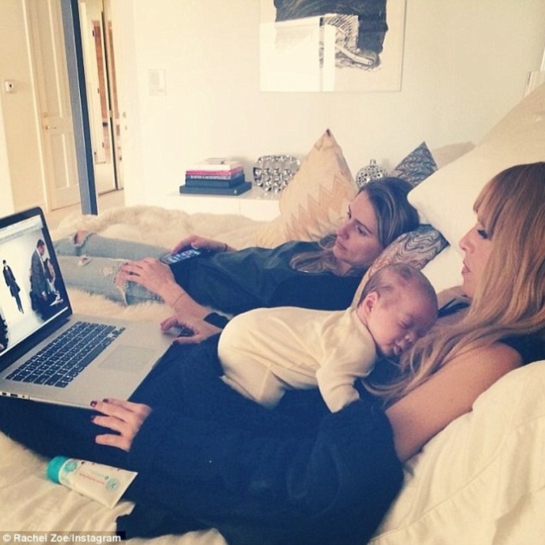  مصممة الازياء رايتشل زوي تتابع عرض ازياء اوسكار دي لارنتا