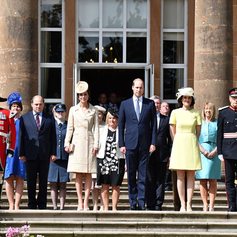 ويليام يتحدث مع الضيوف