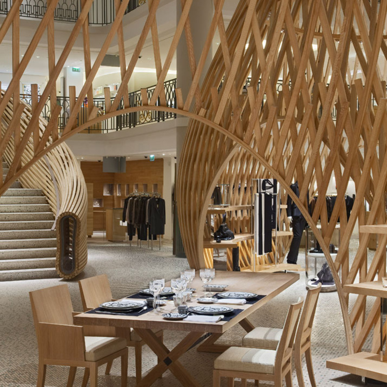 كافيه هيرمز في باريس مبنى داخل مبنى بديكورات من الخشب المقوس والمعالج