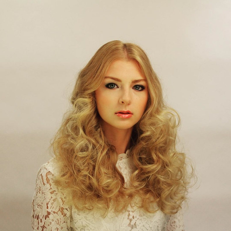 تسريحه الشعر المرفوع لاعلى على شكل كعكة شعر ضخمة