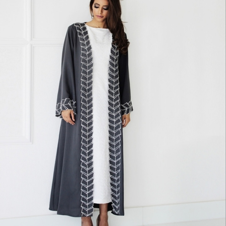 عباية من Endemage  بتصميم عصري راقي لاطلالة مسائية على السحور