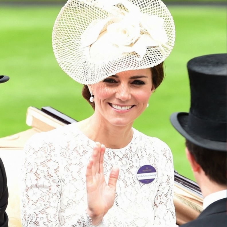 زينت كايت ميدلتون رأسها بقبعة من الشبك الأبيض ونسقت معها أقراط من اللؤلؤ