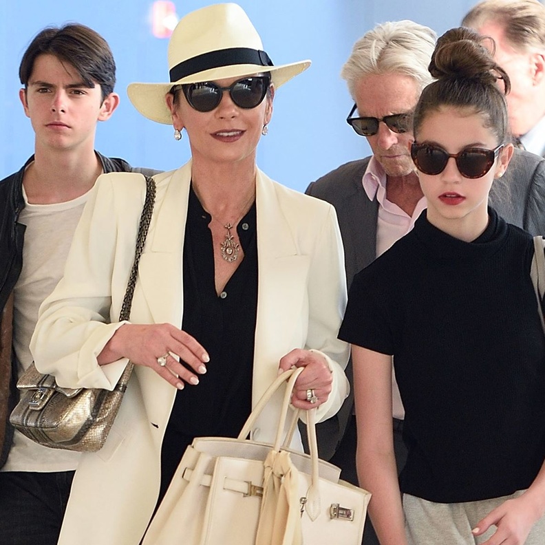 كاريز على ما يبدو ورثت عن والدتها ما هو أكثر من ملامح الوجه فتمتعها بحس أناقة مميز هو أمر ورثته عن والدتها