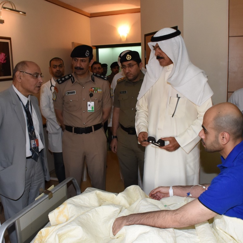 وزير الداخلية يطمئن على المقدم الحميدان بعد تعرضه لحالة إغماء خلال عمله