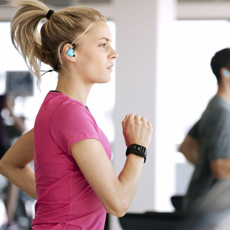 يذكر Fitbit Alta المستخدم بالحركة عند الجلوس لفترة طويلة