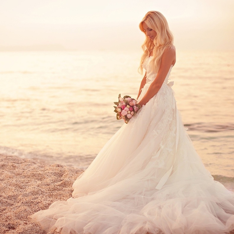 العروس في حفل الزفاف الشاطئي يغلب على إطلالتها البساطة والجمال