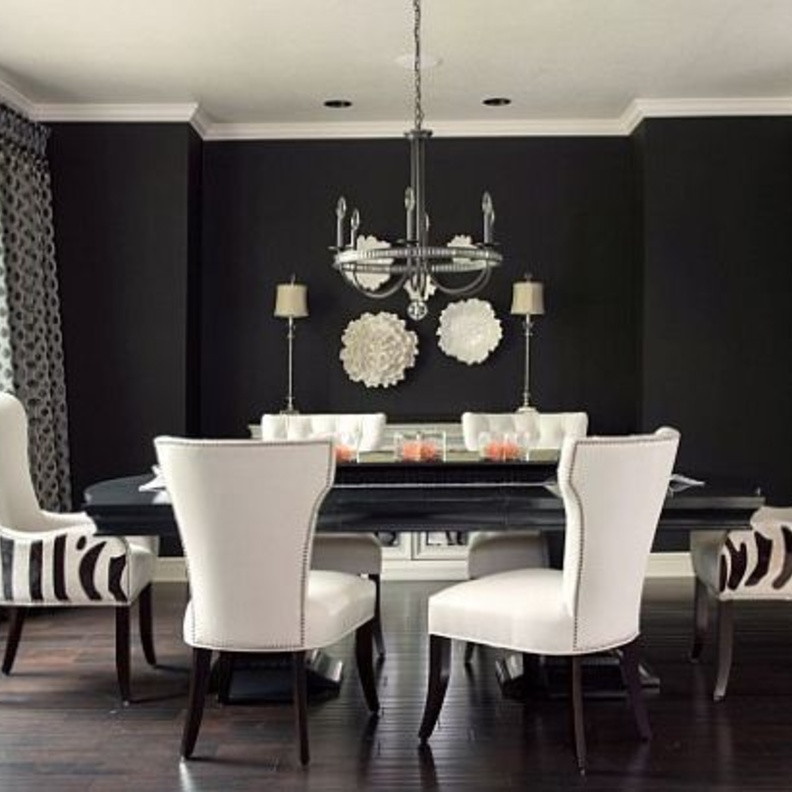 اناقة وفخامة اللون الابيض على مائدة الطعام