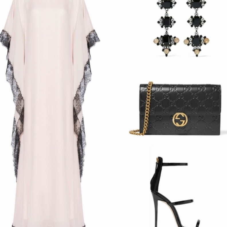 اطلالة عصرية بالجلابية مع اكسسوارت باللون الذهبي الفاخر