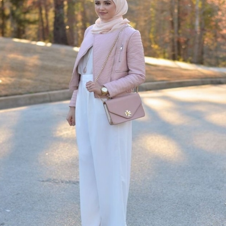 دلال الدوب متألقة بستايل عملي بألوان حيوية