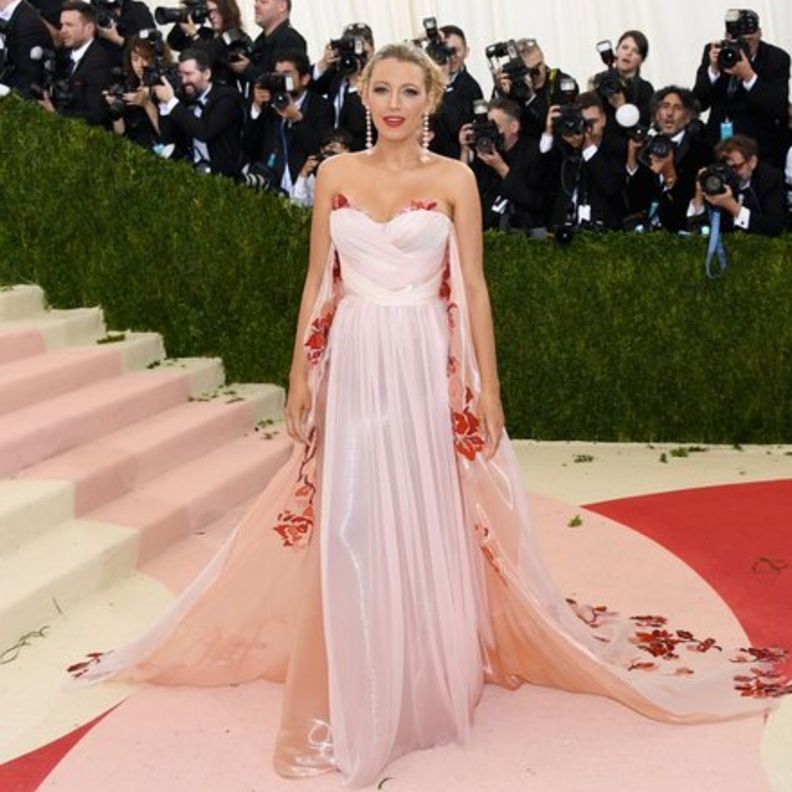 بلايك لايفلي مشرقة بالأصفر مثالي لحفل خطوبة في الصيف