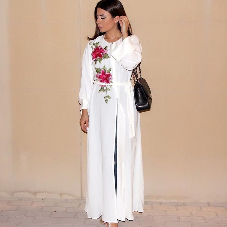 لوك فاخر بعباية زرقاء داكنة مطرّزة بالأحجار الذهبية