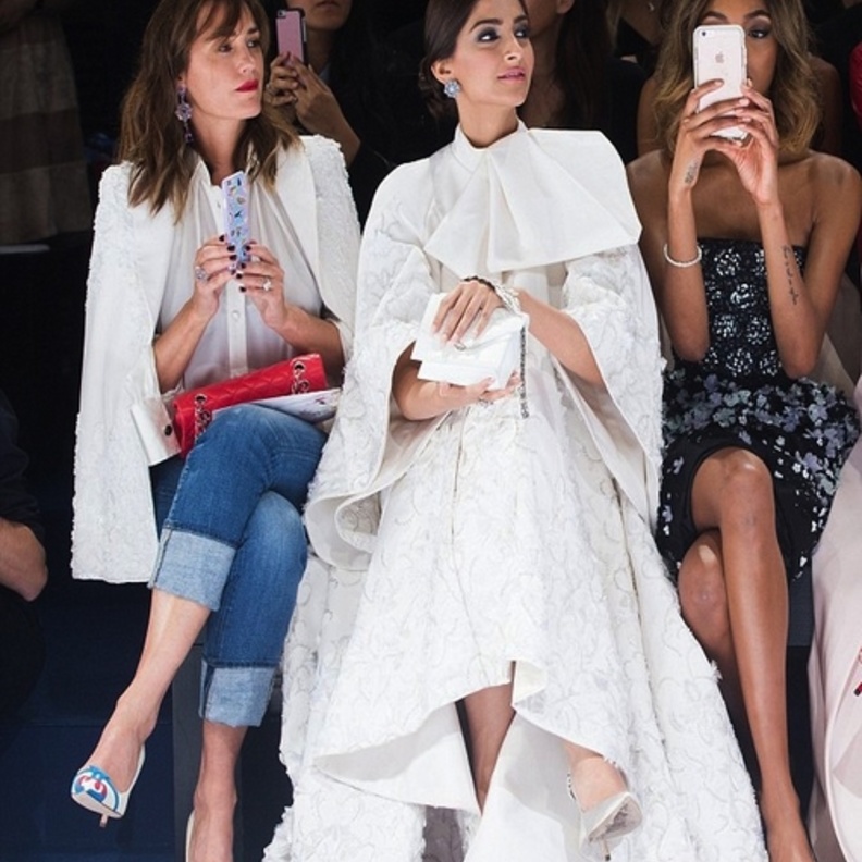 لحظة وصول عارضة الأزياء جوردان دان الى مقر عرض دار رالف اند روسو