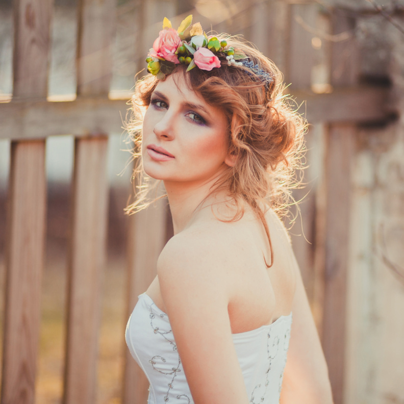 تسريحة شعر مزينة بقوس مرصع بقطع الكريستال