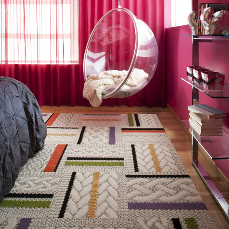 أرجوحة بتصميم معاصر من الحديد و المفرش الفرو في غرفة النوم 