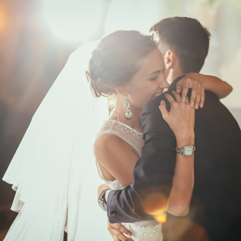 كلام الحب سينعكس على وجهها وعينيها بريقا وتوهجا