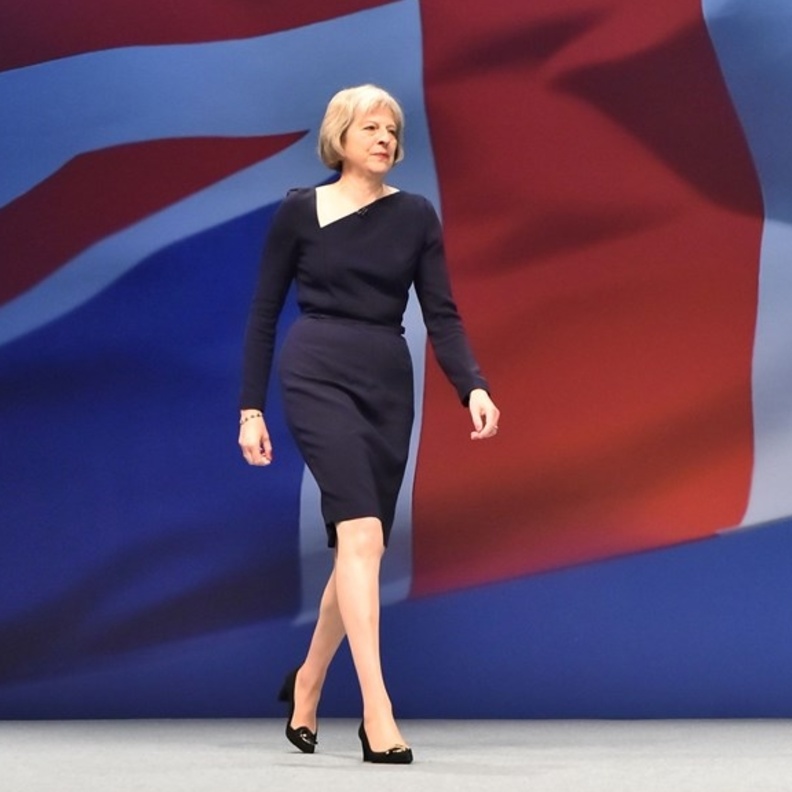 اطلالات أنيقة للعمل تنسقها بشكل دائم تيريزا ماي للعمل