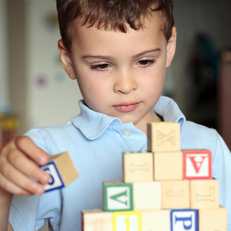 يجب على الام مراقبة طفلها ومعرفة ان كان مصاب بالتوحد ام لا قبل ٣ سنوات 