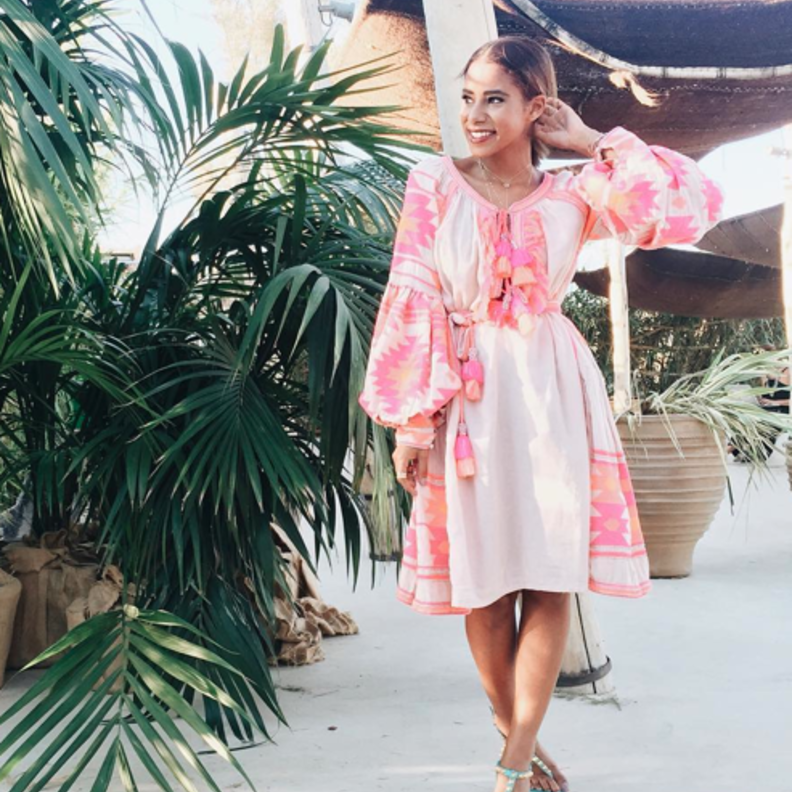 شهد الجميلي في توب صفراء مع سروال الجينز وشنطة يد كبيرة