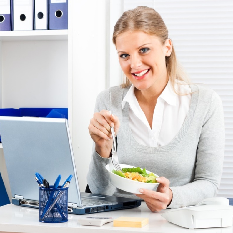 شرب الماء يحميك من تناول الطعام الكثير و زيادة الوزن