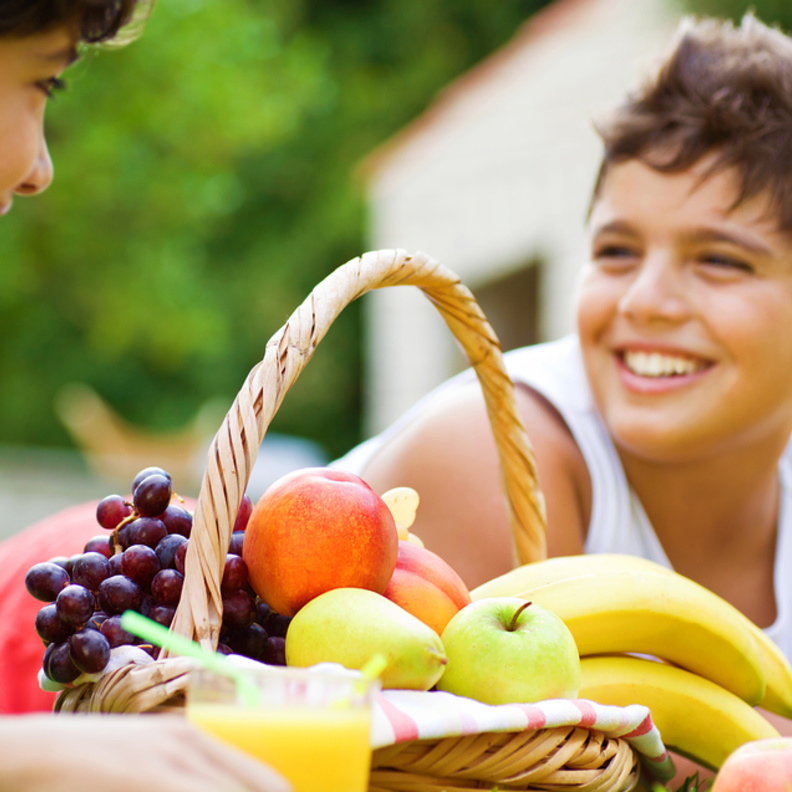 فيتامينات وعناصر هامة لنمو الابناء في مرحلة المراهقة