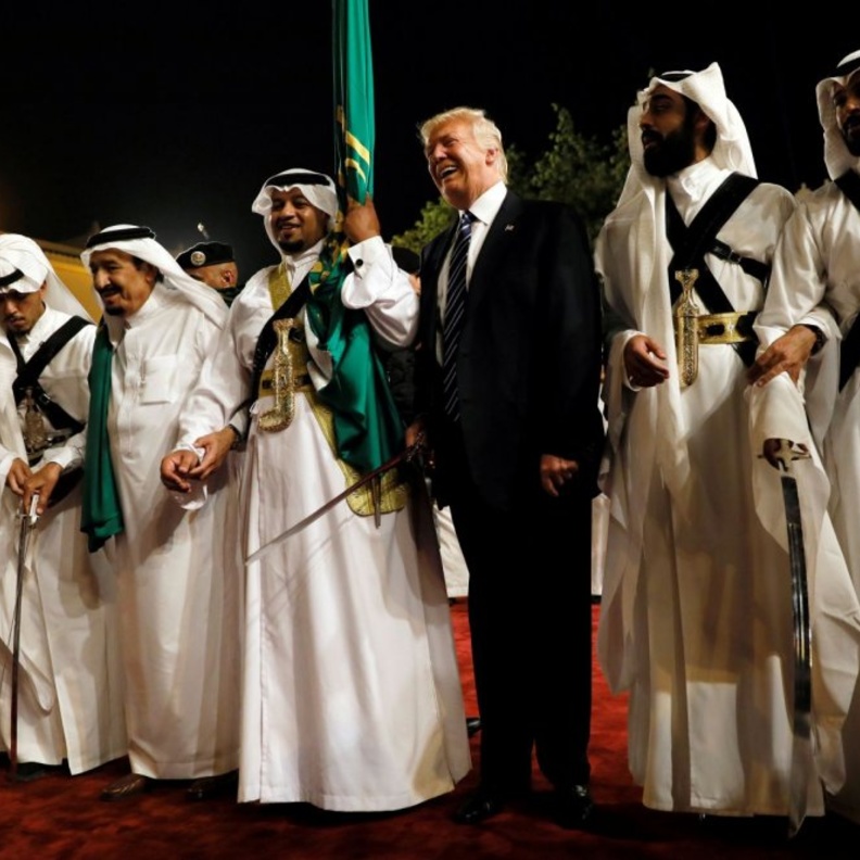 الرئيس ترامب يؤدي العرضة السعودية