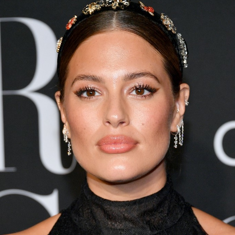 أبرز إطلالات آشلي غراهام الجمالية مع المكياج الساحر