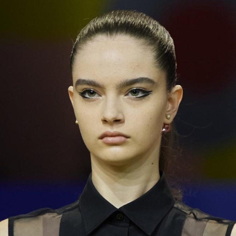 أبرز رسمات مكياج وتسريحات شعر من عرض ديور Dior لربيع 2022