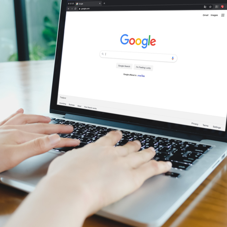 أضافت شركة جوجل الوضع الداكن رسميًا لمحرك بحثها عبر أجهزة الحواسيب