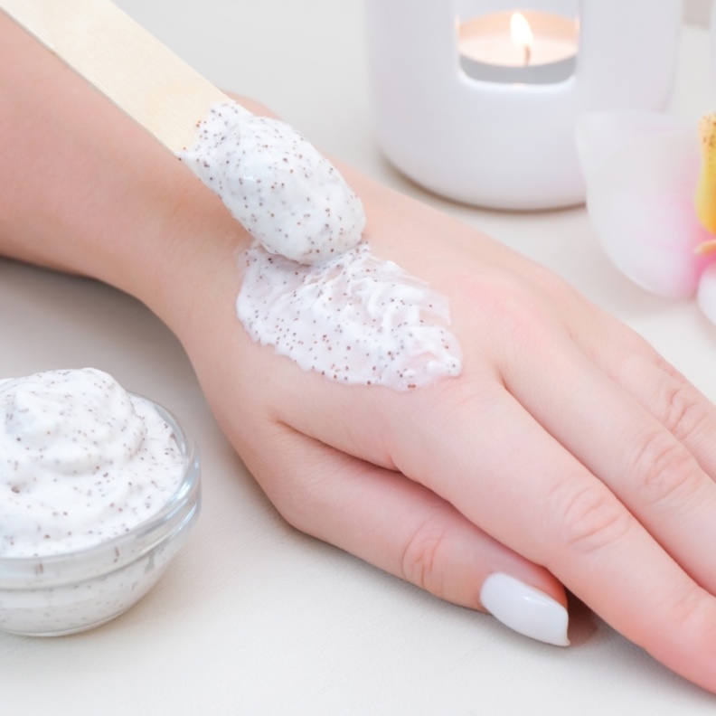 أفضل وصفات طبيعية لتقشير اليدين والذراعين مجربة