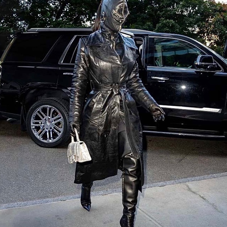 أكثر ما لفت الأنظار هو وجهها الذي كان محجوبًا تمامًا بواسطة قناع بتصميم غير تقليدي