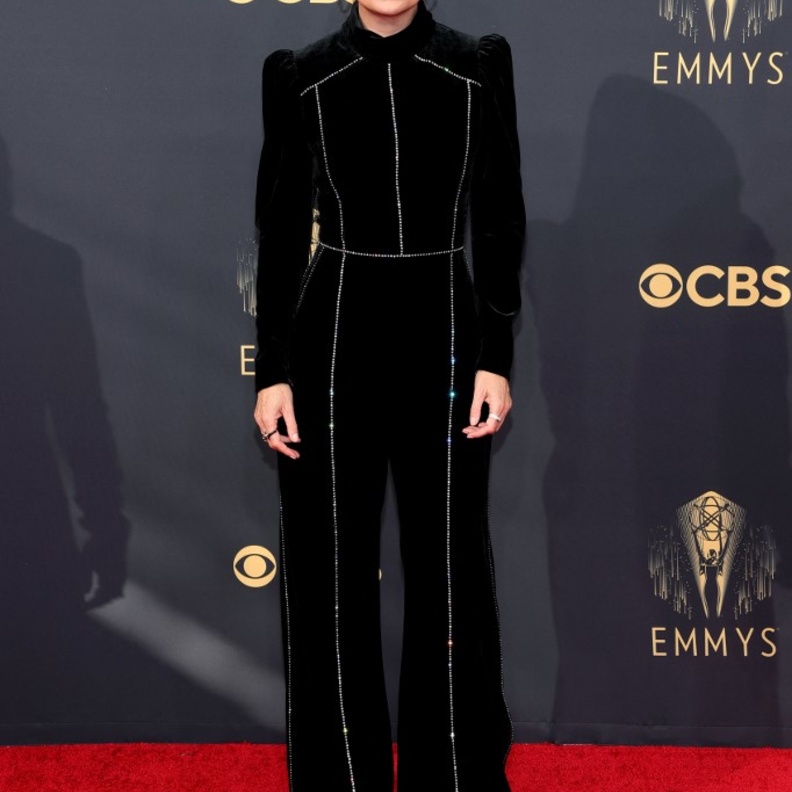 ألين بومبيو أنيقة بالجمبسوت الأسود من تصميم ايلي صعب مع الأكمام الطويلة وشك الكريستالات الهندسي العصريّ