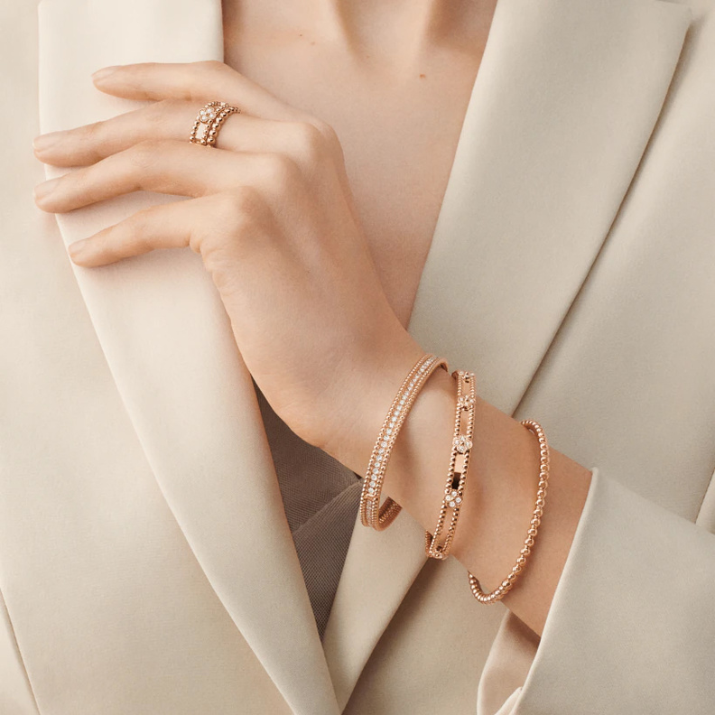 أجمل أساور ذهب فان كليف آند اربلز للإطلالات اليومية