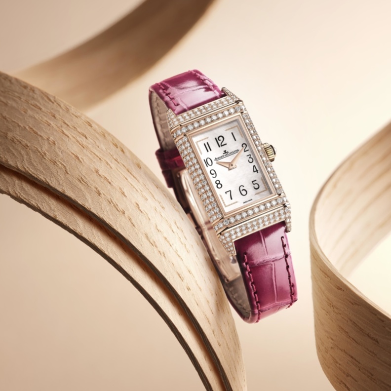 أناقتك الخريفية الدافئة مع أجمل موديلات ساعات باللون الأحمر