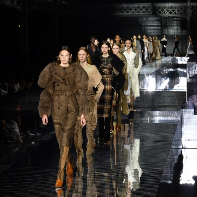 أيام قليلة وينطلق أسبوع الموضة في لندن 2021