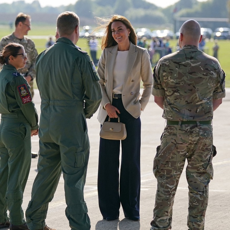 إختارت البليزر الكلاسيكية البيج  من علامة Reiss نسّقت تحتها التوب الأبيض من ماركة Jane Atelie