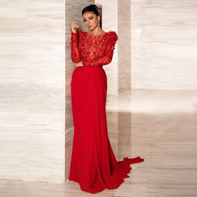 إختارت فستاناً تميّز بالشك الأنيق مع قصة الأكتاف البارزة فيما إنسدلت التنورة بقماشها الحريري