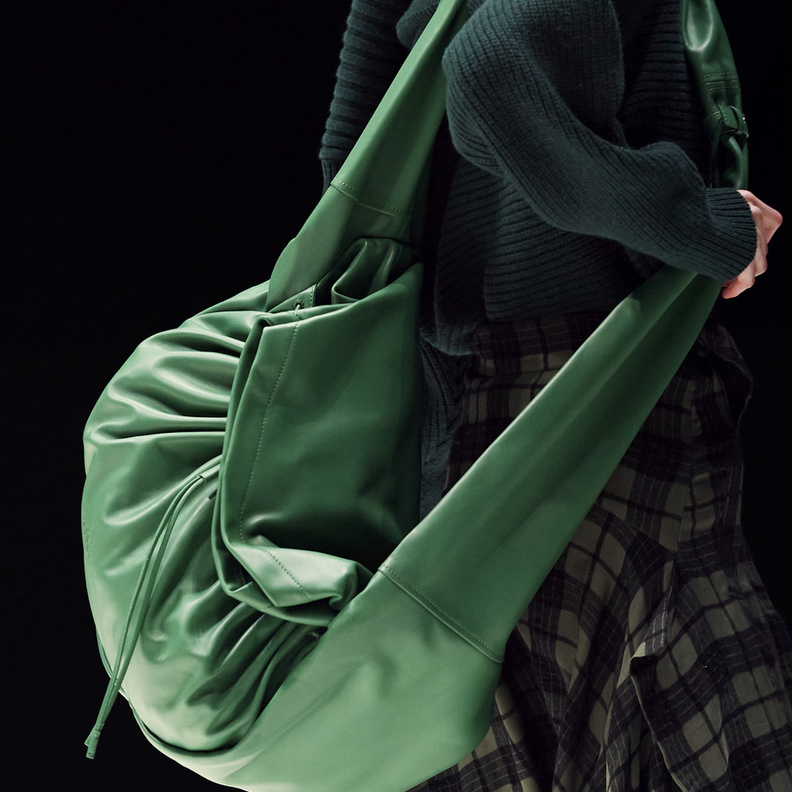اجمل حقائب جلدية كبيرة باللون الاخضر من دار Kenzo