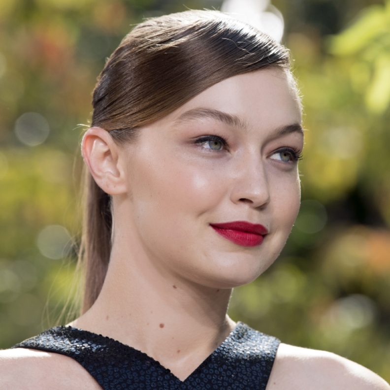 اطلالات جيجي حديد مع احمر الشفاه القوي من وحي دار Michael Kors