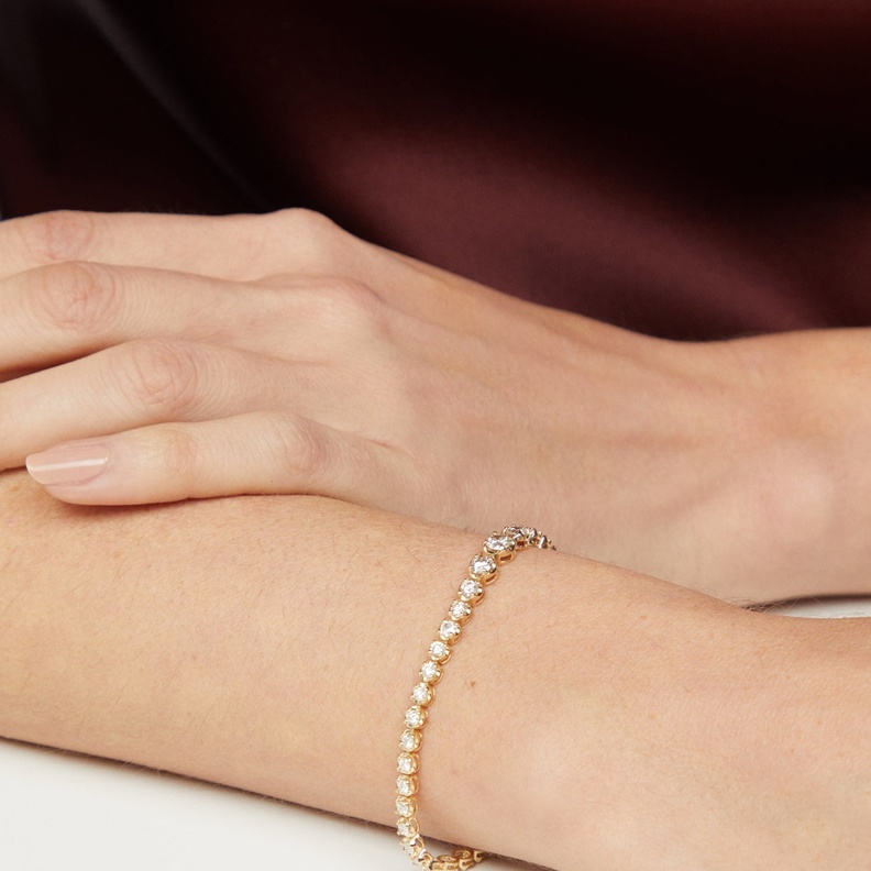 اطلالة راقية بأجمل موديلات أساور ماس تنس