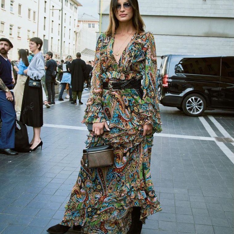 اطلالة ريم السعيدي بفستان منقوش مع الكشكش من Etro