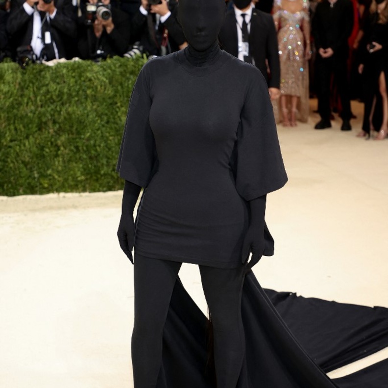 اطلالة كيم كارداشيان غريبة الأطوار في حفل  Met Gala