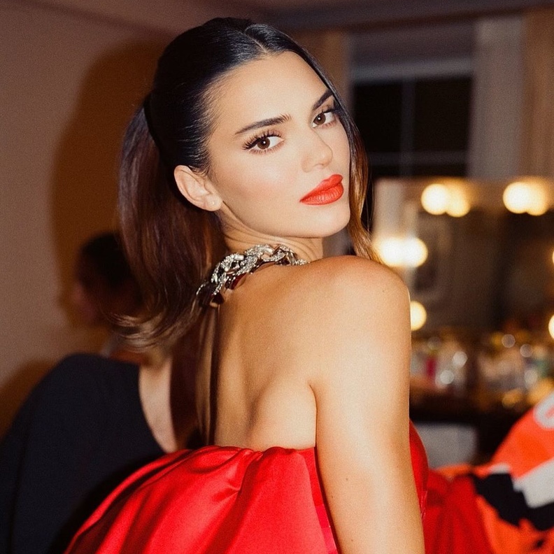 إطلالات كيم كارداشيان الجمالية مع احمر الشفاه الداكنة- الصورة من حسابها على انستغرام