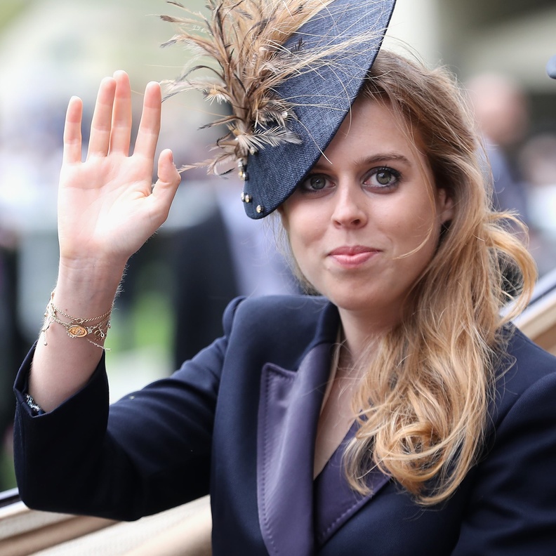 افضل اطلالات الاميرة بياتريس الجمالية مع تسريحات الشعر الجانبية