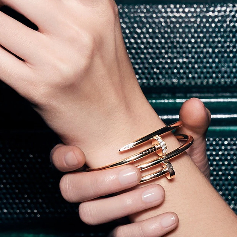 اكتشفي سحر الأناقة مع أساور كارتييه اليومية