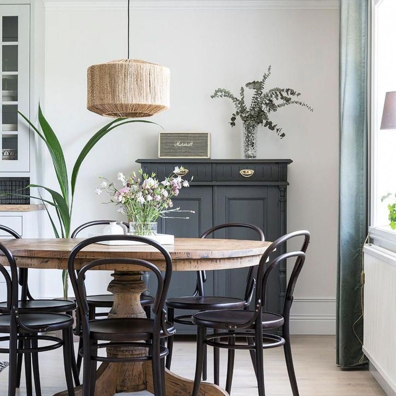 الأسود يضيف الجاذبية علي غرف الطعام