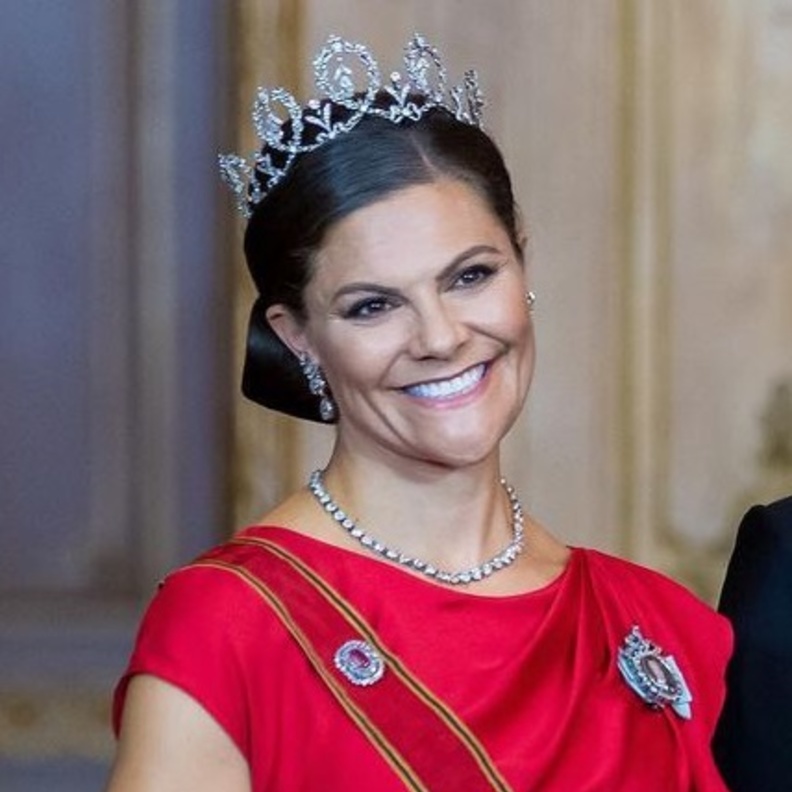 الأميرة فيكتوريا تتألق بتاج Connaught Diamond Tiara 