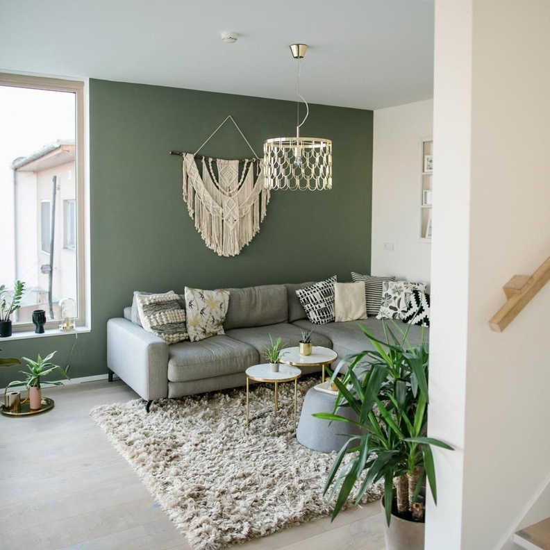 البيج والخشب مع جدار باللون الأخضر