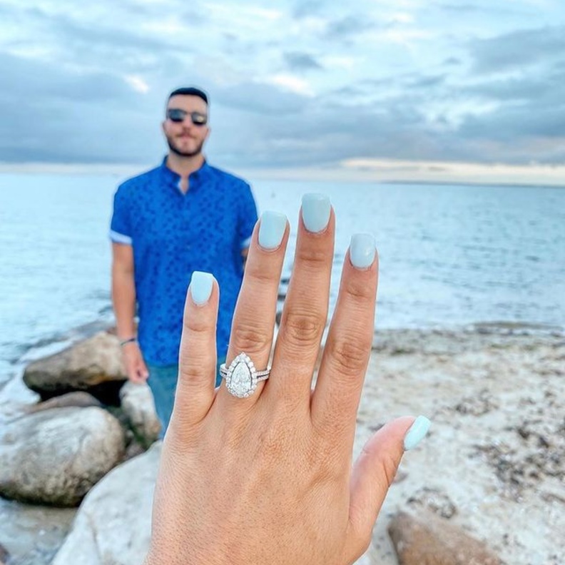 التقطي صورة لك بخاتم الخطبة والزواج بصحبة خطيبك