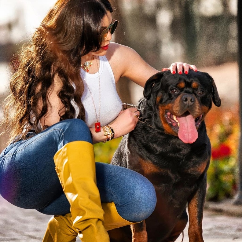 الجزمة ذات الساق العالية باللون الأصفر أضافت إلى اللوك لمسة جريئة وفي غاية العصرية