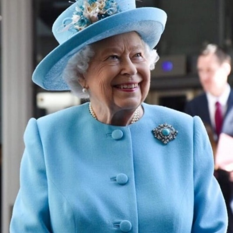 الملكة إليزابيث الثانية الثانية ملكة بريطانيا تقرر استبعاد الأمير تشارلز من ولاية العرش